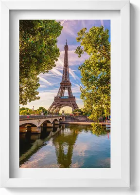 Produktbild von Eiffelturm zwischen den Bäumen– Wandbild mit Rahmen – Gerahmtes Bild  – Wanddekoration – 20x30 cm – Weiß