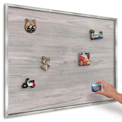 Produktbild von Magnettafel 100x70 cm in einem silbernen Rahmen - Magnetische Metalltafel, Magnetpinnwand zur Wandmontage für Wohnzimmer, Küche, Flur, Kinderzimmer und Büro - Holzstruktur