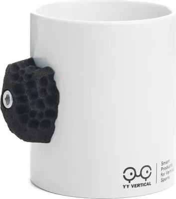 Weißer Kletterbecher "Climbing Mug" von YY Vertical mit schwarzem Griff in Form eines Klettergriffs.