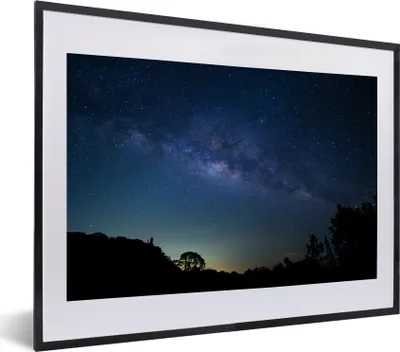 Produktbild von MuchoWow® MuchoWow® Gerahmtes Poster Eine Illustration der Milchstraße von der Erde aus 40x30 cm - Poster mit zchwarzem Bilderrahmen - Bilderrahmen - Poster im Rahmen