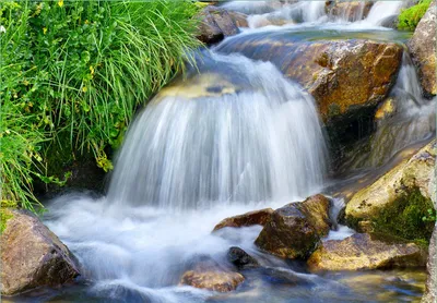 Produktbild von Wallario Fototapete Vliestapete, seidenmatte Oberfläche, einfache Verarbeitung, Größe 300 x 210 cm, Motiv Kleiner Bach über Steine