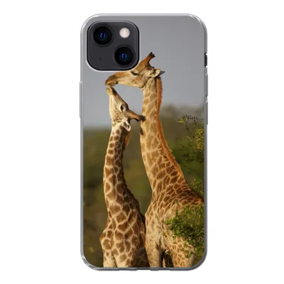 Produktbild von MuchoWow® Handyhülle Schutzhülle Hülle für iPhone 13 Giraffe - Baum - Kalb - Porträt Silikon Softcase Handy Hülle - Karteninhaber