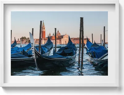 Produktbild von Venezianische Gondeln auf dem Wasser Italien– Wandbild mit Rahmen – Gerahmtes Bild  – Wanddekoration – 70x50 cm –  Schwarz Rahmen