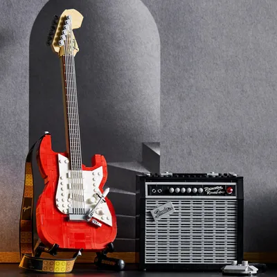 Produktbild von LEGO Ideas Fender Stratocaster, DIY-Gitarren-Kit, Modell-Musikinstrument für Jugendliche und Erwachsene mit 65 Princeton Reverb Verstärker, Gitarren-Zubehör und Aufkleber, ideal als Zimmer-Deko 21329