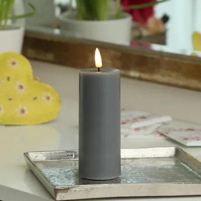 Produktbild von LED Stumpenkerze MIA - Echtwachs - realistische 3D Flamme - H: 12,5cm D: 5cm - Batterie - grau