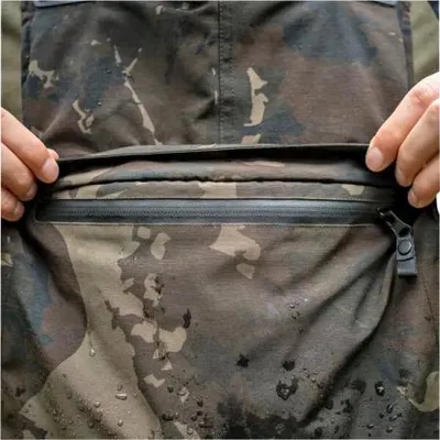 Productafbeelding van Nash Zero Tolerance Helluva Waterdichte Overal met Riemen, Unisex (Camouflage), Maat 2XL