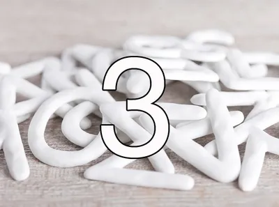 Produktbild von Räder Design Porzellanziffer '3' aus unglasiertem Porzellan in Weiß, 6 x 5 cm