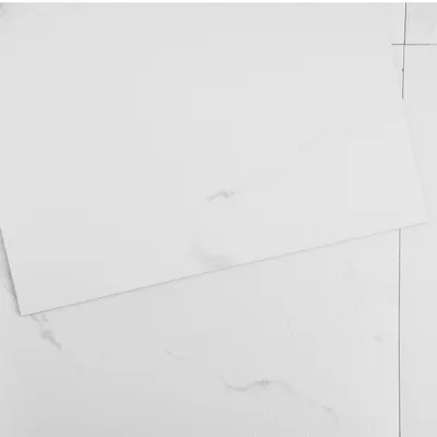 Zdjęcie produktu dla VEVOR Samoprzylepne winylowe płytki podłogowe, 30,5 x 30,5 cm, 50 sztuk, grubość 1,5 mm, odklejane i przyklejane, tekstura białego marmuru, podłoga DIY do kuchni, jadalni, sypialni i łazienki