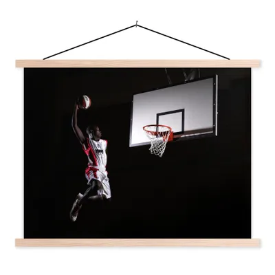 Produktbild von MuchoWow® Textilposter Ein Basketballspieler wirft den Basketball in den Korb 40x30 cm mit holzfarbenen Rahmen - Bilder