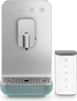 Produktbild von Smeg BCC13EGMEU 1 4L 19 bar Kaffeemaschine mit integriertem Mahlwerk und Tassenwärmer, grün