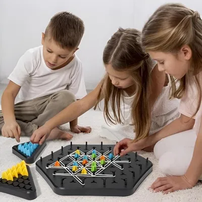 Obrázok produktu pre Stolová hra s gumičkami a hernými figúrkami, mozgová hra, strategická hra pre deti a dospelých pre 2-4 hráčov - TRIOWIN