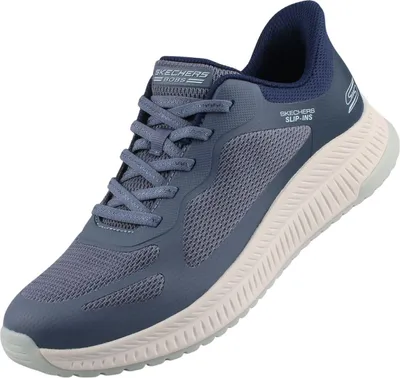 Auf dem Bild ist ein blauer Freizeitschuh zu sehen der von der Seite betrachtet wird. Der Schuh hat eine sportliche Form und ist aus einem atmungsaktiven Material gefertigt.