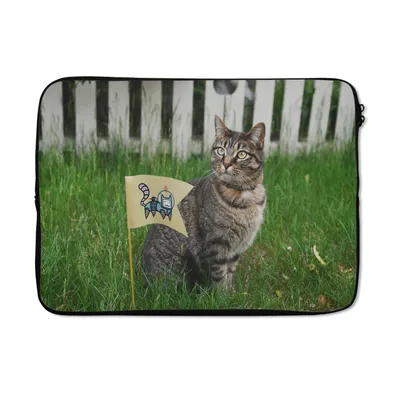 Produktbild von MuchoWow® Laptop Hülle 14 ZollKatze - Fahne - Gras - Zaun Laptoptasche - Laptoptasche - Stoßsicher - Schutzhaube
