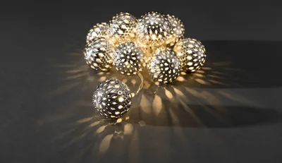 Produktbild von Konstsmide - LED Dekolichterkette, große silberfarbene Metallbälle, 10 warm weiße Dioden, batteriebetrieben, Innen, transparentes Kabel, 3 x AA 1.5V (exkl.); 3157-303