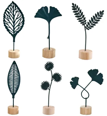 Productafbeelding van decoratie van metaal in plantenvorm, houten sokkel, tafeldecoratie