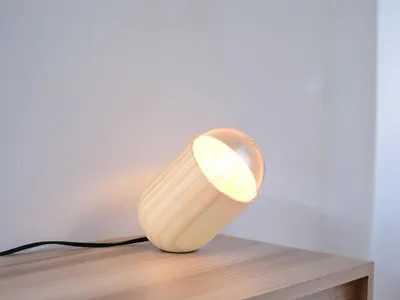 Produktbild von Kleine ausgefallene LED Nachttischlampe aus Naturholz für Fensterbank, H: 13,5cm