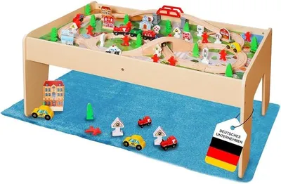 Imagen del producto de Mesa de juego que incluye un juego de 90 piezas de tren de madera, ideal para desarrollar la motricidad y fomentar el juego creativo