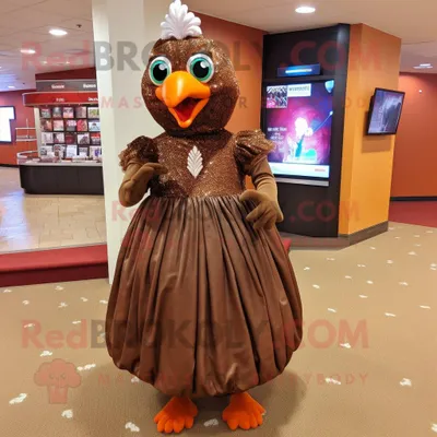 Produktbild von Brauner REDBROKOLY Tandoori-Huhn Maskottchen Kostüm charakter bekleidet mit einem Ballkleid und Schuhclips