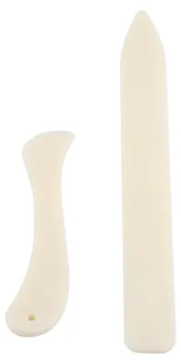 Imagen del producto de 2 unidades/juego. Blanco. Carpeta de papel. Herramienta para doblar y marcar pliegues. Para crear bordes de pliegue
