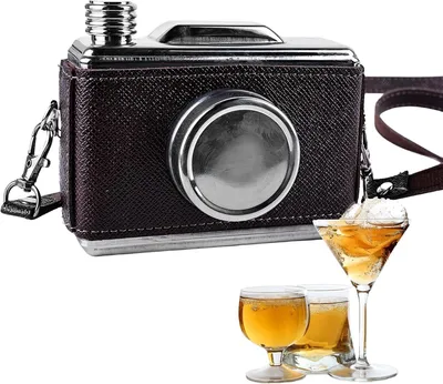 Zdjęcie produktu dla Butelka na alkohol w kształcie aparatu fotograficznego, wykonana ze stali nierdzewnej, z paskiem na ramię. Brązowa, skórzana. Przeznaczona do przenoszenia alkoholu