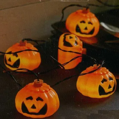 Produktbild von Star Trading 728-80 LED-Lichterkette "Halloween"orangene Kürbisse, 8 cool white LED,outdoor, schwarzes Kabel, Batterie, Timer,ca. 210x5 cm, Vierfarb-Karton