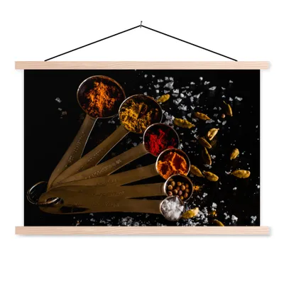 Produktbild von MuchoWow® Textilposter Gewürze - Löffel - Salz - Gewürze - Schwarz 60x40 cm mit holzfarbenen Rahmen - Bilder