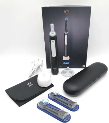 Produktbild von Oral-B iO Series 4 Plus Edition Elektrische Zahnbürste/Electric Toothbrush, Magnet-Etui, 4 Putzmodi, matt black,