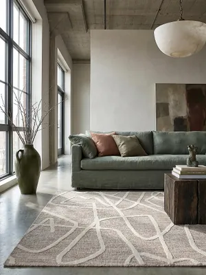 Teppich Taupe rechteckig Editorial Interior als Designobjekt drapiert hochwertige Wohnaccessoires_#sku_SAF503119379321-SAF503119379322-SAF503119379323#