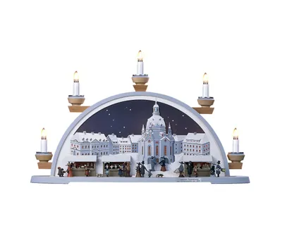 Immagine prodotto di Schwibbogen raffigurante la Frauenkirche e il mercato di Striezel, risalente al 1900. Dimensioni: 53x34x12 cm. NUOVO