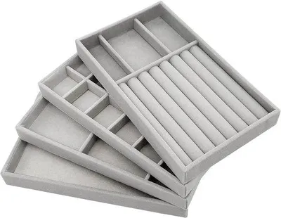 Produktbild von Schmuckkoffer mit 4 Fächern, stapelbarer Schmuckbox, Schmuckregal, Schmucktruhe für das Aufbewahren und Präsentieren von Halsschmuck, Ohrringen und Ringen in silbergrau.