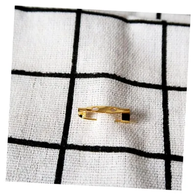 Produktbild von 200 Stück goldene Broschennadeln aus Legierung, 1,5 cm mit sicherem Verschluss, biegefest und verschleißbeständig für Bastelarbeiten und Schmuckherstellung