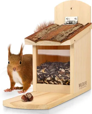 Produktbild von WILDLIFE FRIEND I Eichhörnchen Vogelhaus stabil aus Massivholz mit Rindendach - wetterfest, Futterstation zur Eichhörnchenfütterung, Eichhörnchenfutterspender
