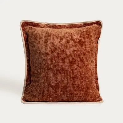 Zdjęcie produktu dla HOMLA Poszewka TENEBRA szenilowa karmelowo-beżowa z ozdobnym obszyciem i falowaną teksturą 45x45 cm