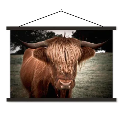 Produktbild von MuchoWow® Textilposter Schottischer Highlander - Baum - Gras 150x100 cm mit schwarzem Rahmen - Schlafzimmer