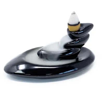 Rückfluss-Räuchergefäß aus glänzend schwarzem Material gefertigt besitzt elegante geschwungene Form.