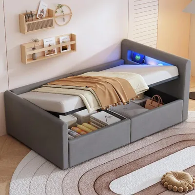 Zdjęcie produktu dla Łóżko dziecięce tapicerowane, wymiar 90x200 cm, w jasnoszarym kolorze, z oświetleniem LED, lampką nocną, portem USB do ładowania, półką i hydraulicznym pojemnikiem na pościel