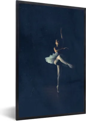 Produktbild von MuchoWow® Gerahmtes Poster Junge Ballerina 60x90 cm - Poster mit Schwarzem Bilderrahmen Wandposter Rahmen Foto Bilder - Kunst