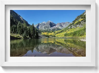 Produktbild von See mit Bergen und Wäldern– Wandbild mit Rahmen – Gerahmtes Bild  – Wanddekoration – 30x20 cm –  Weiß Rahmen