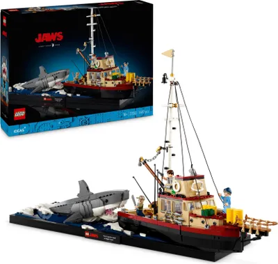 Produktbild von LEGO Ideas Der weiße Hai 21350 – Orca Diorama Bauset mit Hooper, Quint & Chief Brody Minifiguren, 1497 Teile, Orca ca. 35 cm H x 59 cm L x 20 cm B, inklusive Meerwassersockel, für Filmfans & Erwachsene