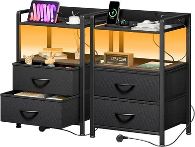Zdjęcie produktu dla Zestaw dwóch stolików nocnych z oświetleniem LED, szafki nocne z funkcją ładowania, stoliki boczne z 2 szufladami i 2 otwartymi półkami, stolik kawowy do salonu lub sypialni, kolor czarny
