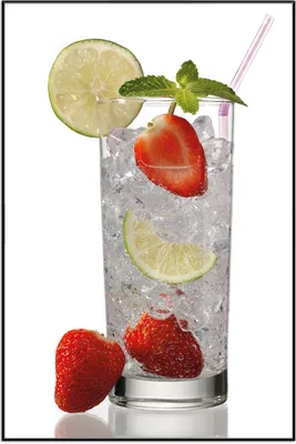 Produktbild von Wallario Wandbild Glas Wasser mit Erdbeeren, Größe: 61 x 91,50 cm, Poster mit schwarzem Aluminiumrahmen
