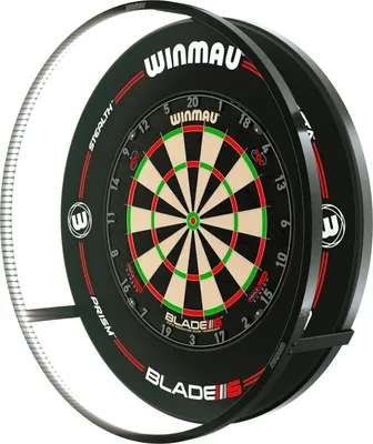 Produktbild von Winmau Blade 6 Triple Core Carbon Plasma Dart-Komplettset mit Dartboard, Catchring & 132 LED Beleuchtung (schattenfrei, Aluminium). Triple-Core Sisal, carbonverstärkt, Density Control Draht, blendfreier Zahlenring, inkl. Wandschutz. Maße: Beleuchtung Ø73,5x14cm; Board Ø45x4cm; Catchring Außen Ø67,5cm, Innen Ø43,6cm, Dicke 3,5cm. Offizielles PDC Board.