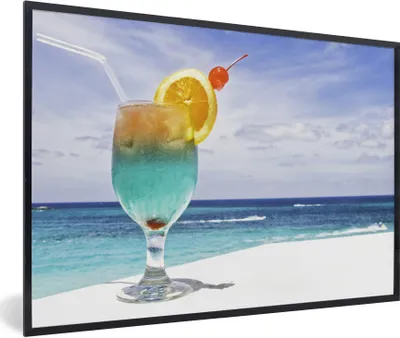 Produktbild von MuchoWow® Gerahmtes Poster Tropischer Cocktail mit Blick auf das Meer 90x60 cm - Poster mit Schwarzem Bilderrahmen Wandposter Rahmen Foto Bilder - Fotorahmen - Foto-Plakat