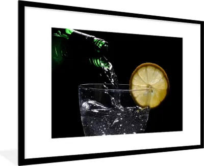 Produktbild von MuchoWow® Gerahmtes Poster Ein Cocktail wird auf einem schwarzen Hintergrund ausgeschenkt 90x60 cm - Poster mit Schwarzem Bilderrahmen Wandposter Rahmen Foto Bilder - Wanddekoration - Fotos
