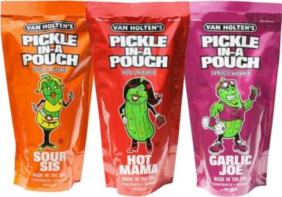 Produktbild von 3× Van Holten’s Pickle in a Pouch – Mix aus Big Papa, Hot Mama, Sour Sis, Garlic Joe & Pickle Rick. Würzig, sauer, spicy + Heartforcards-Versandschutz