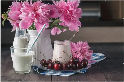 Produktbild von Wallario Wandbild Milch mit Kirschen zum Frühstück mit rosa Blumenarrangement, Größe: 61 x 91,5 cm, Poster mit rahmenlosen Bildhalter