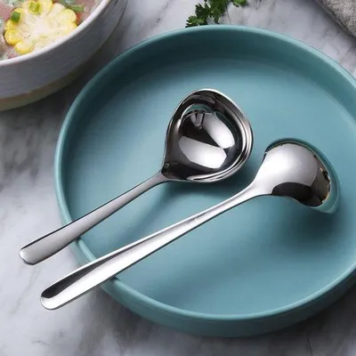 Produktbild von Unyqoos® Set aus 2 Löffeln aus hochwertigem Edelstahl – Suppenlöffel 19,3 cm & Saucenlöffel 17,3 cm, spülmaschinenfest, für Küche & Gastronomie