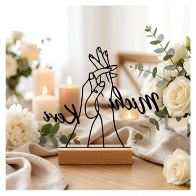 Produktbild von Personalisierte Acrylglas Deko mit Namen – Hände Motiv – 15x20 cm – Lasergeschnitten – Schwarz oder Weiß – Holzsockel – Geschenk zur Hochzeit, Jahrestag & Valentinstag