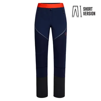 Dunkelblaue Trekkinghose für Damen von La Sportiva; Modell Kyril Pant W; mit orangefarbenem Bund und kurzen Beinen.