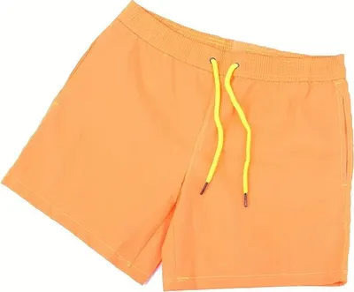 Helle orangefarbene Schwimmshorts mit gelbem Kordelzug, flach auf weißem Hintergrund liegend
